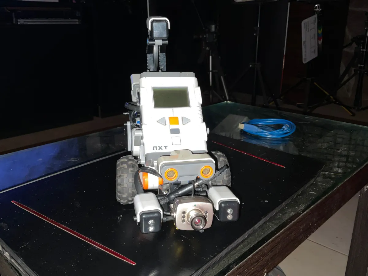 Vista frontal del CosmoRobot sobre la mesa del laboratorio