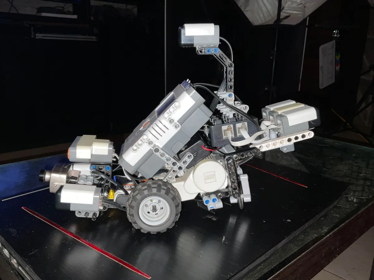 Vista de perfil del CosmoRobot mostrando el brazo sensor elevado