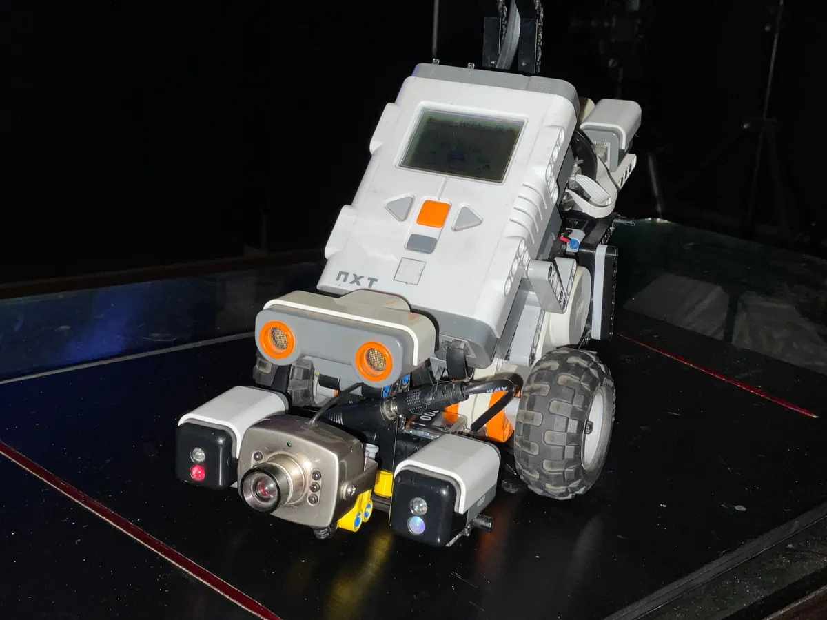 CosmoRobot en el laboratorio: ladrillo LEGO Mindstorms NXT con sensor ultrasónico frontal y rueda motriz